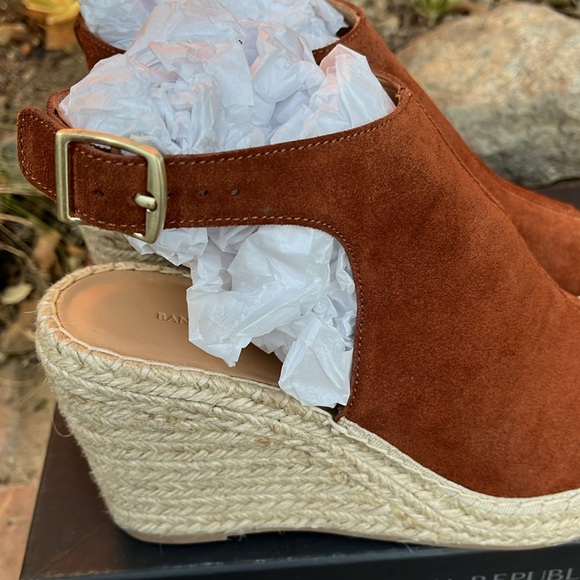 Banana Republic suede Whiskey peep toe wedge . - Picture 7 of 7